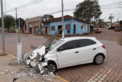 V Deo Poste Cai Sobre Carro Ap S Colis O Em Rio Pardo