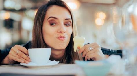 É melhor escovar os dentes antes ou depois de tomar café Como evitar