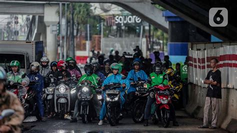 FOTO Diguyur Hujan Pengendara Motor Berteduh Di Kolong Flyover Cawang