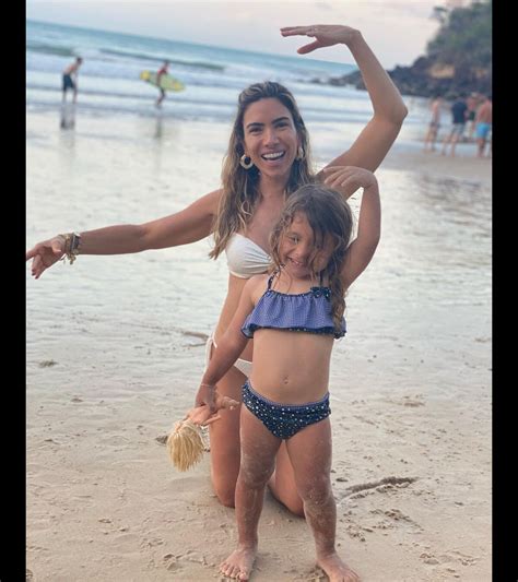 Foto Patricia Abravanel Se Esbaldou Em Praia A Filha Jane