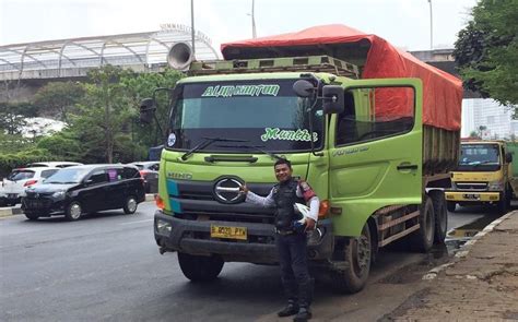 Jadi Penyebab Jalan Rusak Pemkab Bekasi Mulai Batasi Operasional Truk