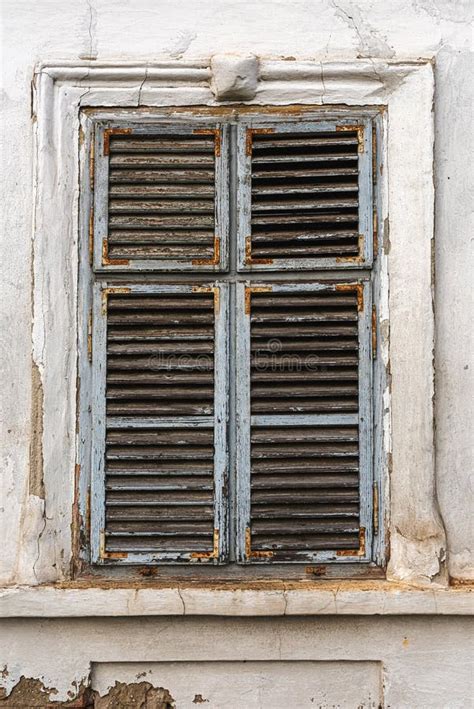 Ventana Antigua Con Persianas De Madera Gastadas En La Pared Exterior