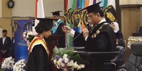 Wisudawan Ikuti Wisuda Ub Kanal