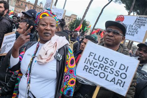 Gi Le Mani Dalla Protezione Speciale A Roma La Protesta Di Migranti