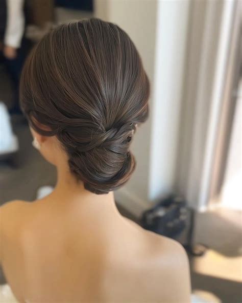 ブライダルヘアメイク・ギーク On Instagram ＊ 新婦様の髪を大切に扱いつつ、この日の為に仕上げてきた艶感もじっくりと引き出して♪♪ ・ ・ 背中、デコルテも艶やカニ仕上げさせて