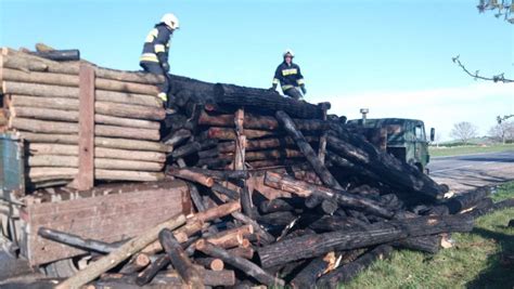 Incendiu La R Cani O Remorc Cu Mas Lemnoas Cuprins De Fl C Ri