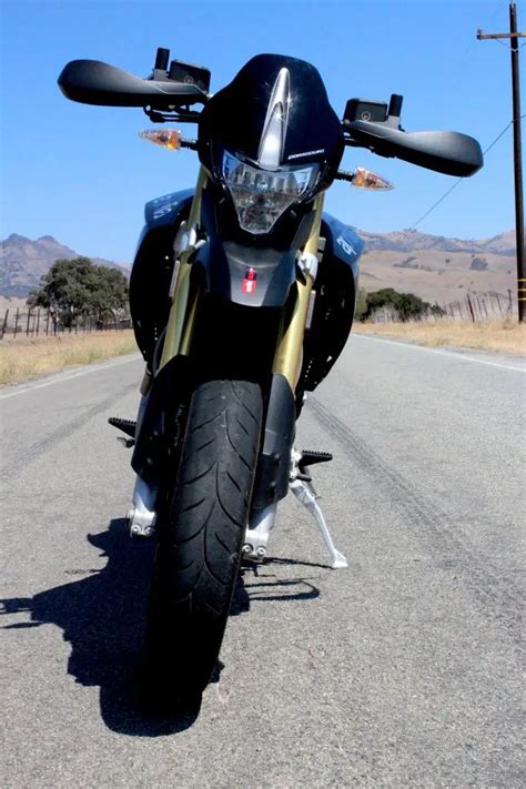 RARE 2009 APRILIA DORSODURO 750 SUPERMOTO 92HP MOTORCYCLE NAKED SUPERMOTARD MOTO