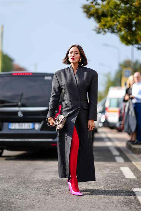 Cómo llevar medias color rojo para las fiestas navideñas 2023 Vogue