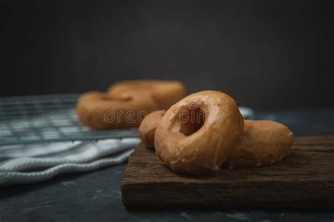 Donuts En Tablero De Madera Antiguo Sobre Fondo Oscuro Imagen De