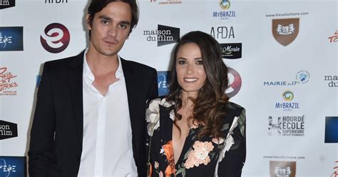 Capucine Anav Décolleté floral au bras d Alain Fabien Delon Purepeople