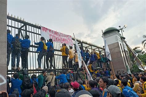 Massa Aksi Masih Bertahan Di Depan Gedung DPR ANTARA News