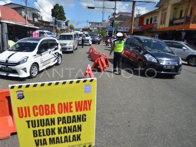 Uji Coba Sistem Satu Arah Jalan Padang Bukittinggi Antara Foto