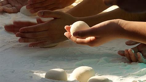 Japanese American family keeps up mochi-making new year tradition - Los ...