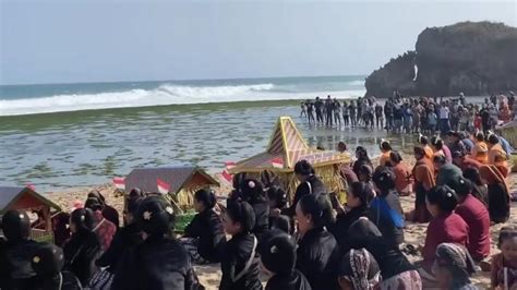 Pantai Pantai Di Yogyakarta Gelar Sedekah Laut Sambut 1 Suro Tempo Co