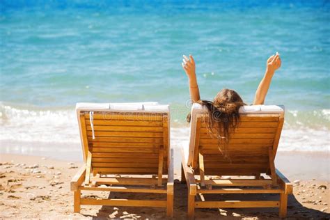 Mulher Em Uma Praia Tropical Em Uma Sala De Estar Do Chaise Imagem De