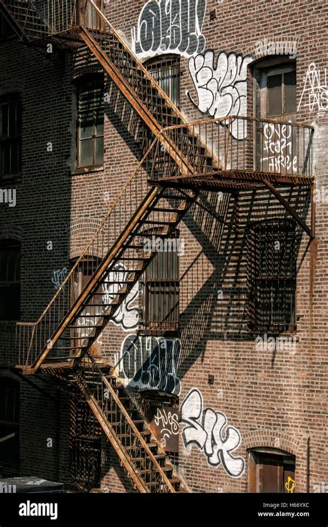 Fire Escape Sur De Vieux B Timent En Brique Avec Graffiti Manhattan