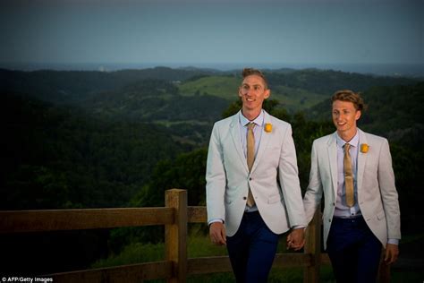 Australian Same Sex Couples Marry In Midnight Ceremonies Daily Mail