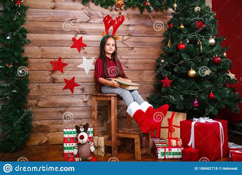 Ni A Graciosa Escribe Una Carta A Santa Cerca Del Rbol De Navidad Foto