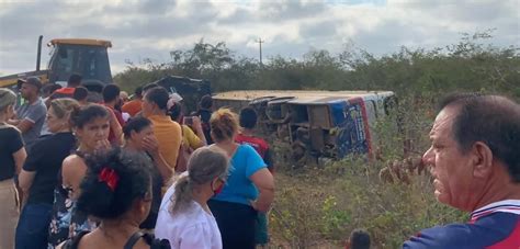 Estradas Ônibus romeiros sai da pista na PE 585 tomba e deixa