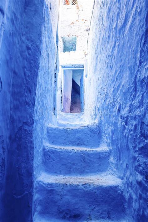 Estrecho Callejón De La Escalera Que Lleva a La Puerta Abierta De La