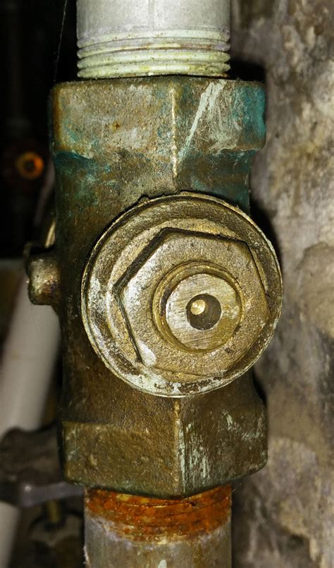 leak - How can I turn off this water valve? - Home Improvement Stack Exchange