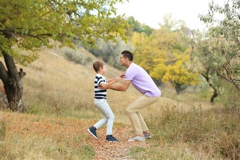 Padre E Hijo Jugando En El Campo Foto Premium