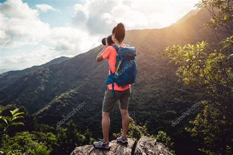 Mujer Fot Grafa Tomando Fotos En La Cima De Las Monta As De Verano 2024