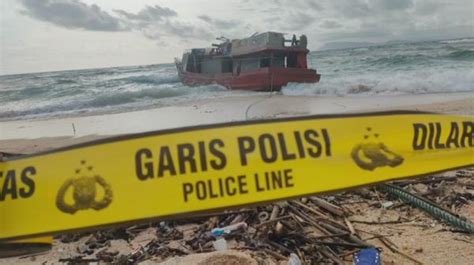 Merinding Kapal Tanpa ABK Terdampar Di Pantai Alas Purwo Banyuwangi