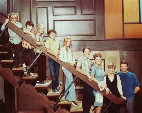 The Brady Bunch Tv Cast On Stairs 16x20 Canvas Giclee - Home Décor