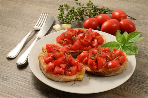 La Bruschetta Da Piatto Povero Ad Antipasto Gourmet Mangiarebuono