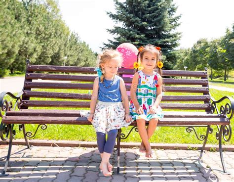 Deux Amies Petits Enfants Adorables Avec Le Bouquet Des Fleurs Sur Le