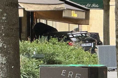 Drame à Paris une voiture percute une terrasse de restaurant un mort