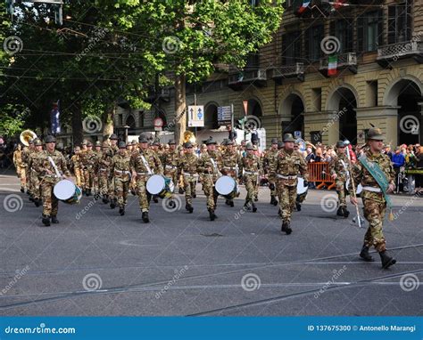 Fuerzas Militares Italianas Alpinas Durante Un Desfile Imagen Editorial