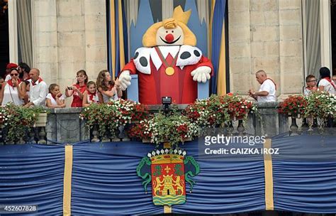 Mascotte Kingo Photos And Premium High Res Pictures Getty Images