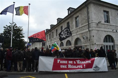 Besan On Un Rassemblement Devant Le Tribunal Avant Le Proc S Des Deux