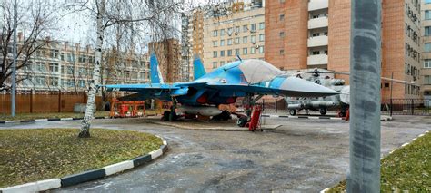 The most unusual parking in Moscow. Krasnokazarmennaya Street. : r/Moscow