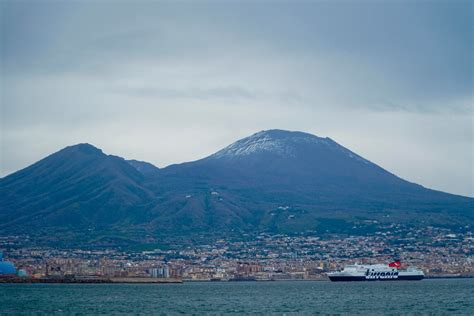 Napoli Vesuvio Imbiancato E Strade Deserte Scenario Suggestivo