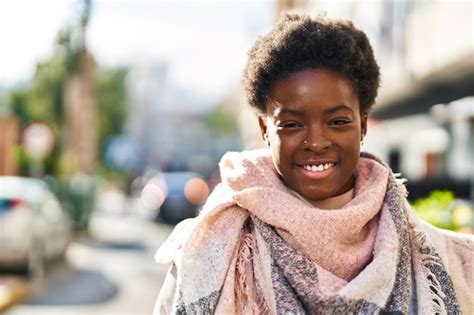 Mujer Afroamericana Sonriente Confiado Posici N En Calle Foto