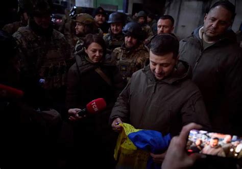 Zelenski Ensalza Desde Bajmut La Lucha Heroica De Las Fuerzas De