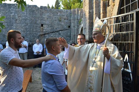 Euharistijsko Slavlje I Sveta Krizma U Sveti Tu Gospe Rata Ke