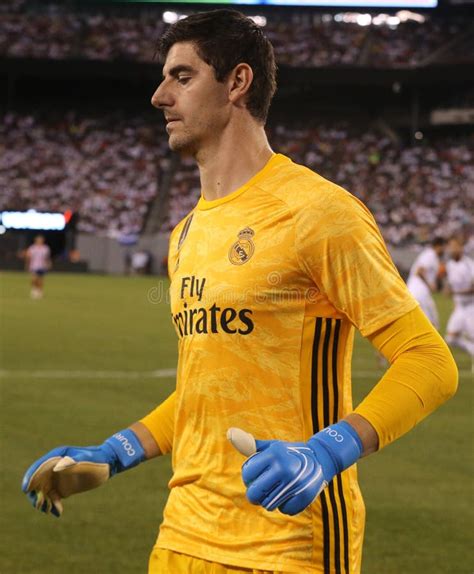 Thibaut Courtois Del Real Madrid 13 En La Acción Durante Partido