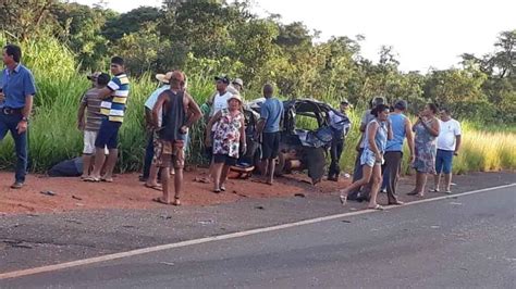 Idoso Fica Presos Nas Ferragens Em Acidente Entre Carro E Caminhonete