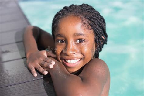 Natation Mignonne De Petite Fille Dans La Piscine Photo Stock Image