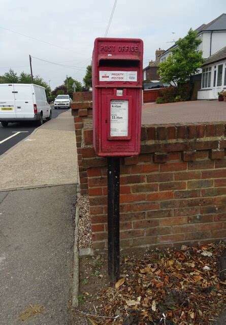 Elizabeth Ii Postbox On Christmas Lane Jthomas Cc By Sa