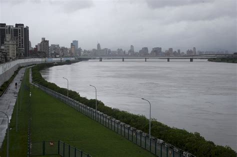 颱風尼莎海上警報解除，17日台北市區降雨稍緩。受颱風外圍環流連日降雨影響，台北市延平河濱公園河道水位高。中央社記者王騰毅攝 111年10月17