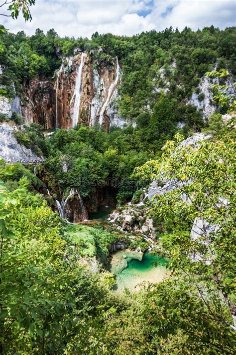 Cascades De Chutes Deau Dans Le Parc National Des Lacs De Plitvice Un Parc National En Croatie