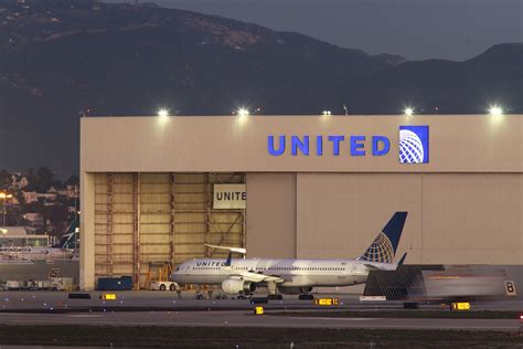 Un Boeing De United Airlines Pierde Una Rueda Durante Un Despegue En