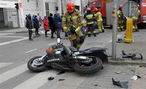 Emeryt Wymusi Pierwsze Stwo Motocyklista Nie Yje Koszmarny Wypadek