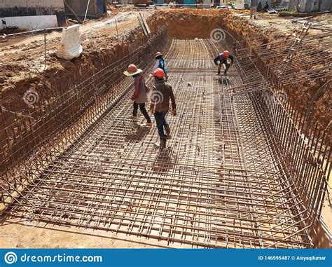 Trabajadores De Construcci N Que Fabrican La Barra De Acero Del