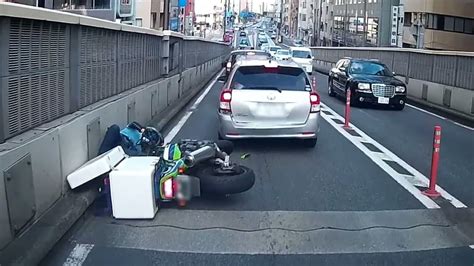 【ドラレコ】交通事故の瞬間 目の前でバイクが車に突っ込む追突ドライブレコーダー衝撃映像（日本）【注意】衝突直前に不思議な女性の声が聞こえます